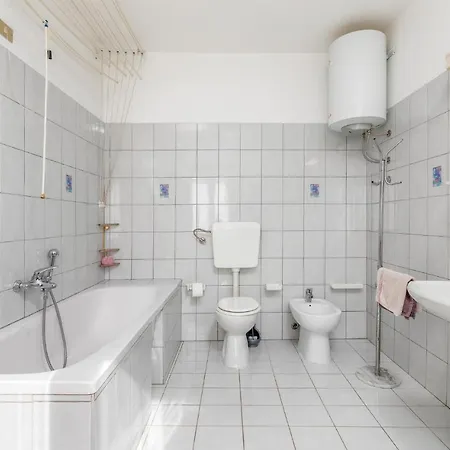 2 Bedroom Beautiful In Σπίτι διακοπών *